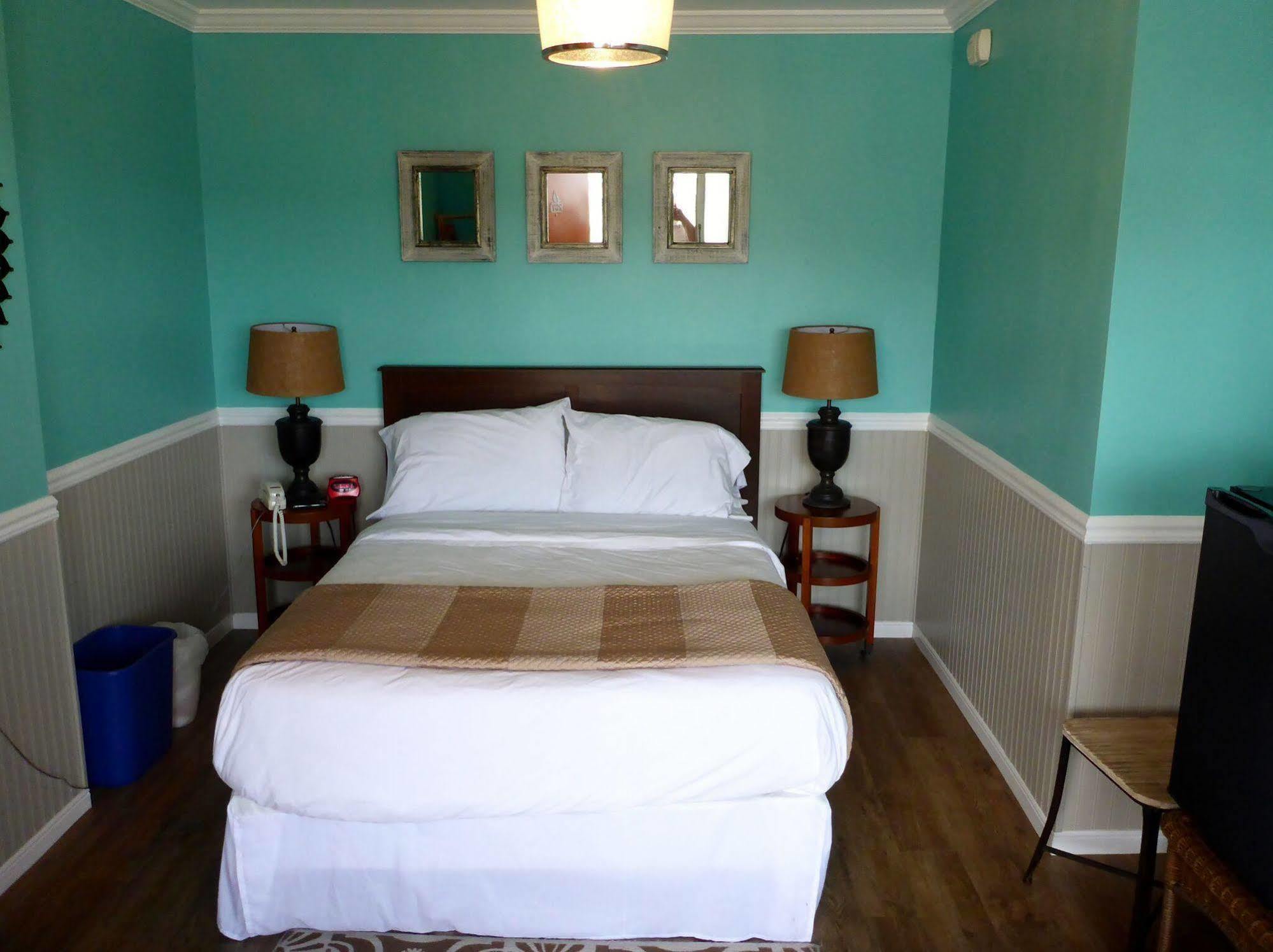 Motel Charlroy 3*